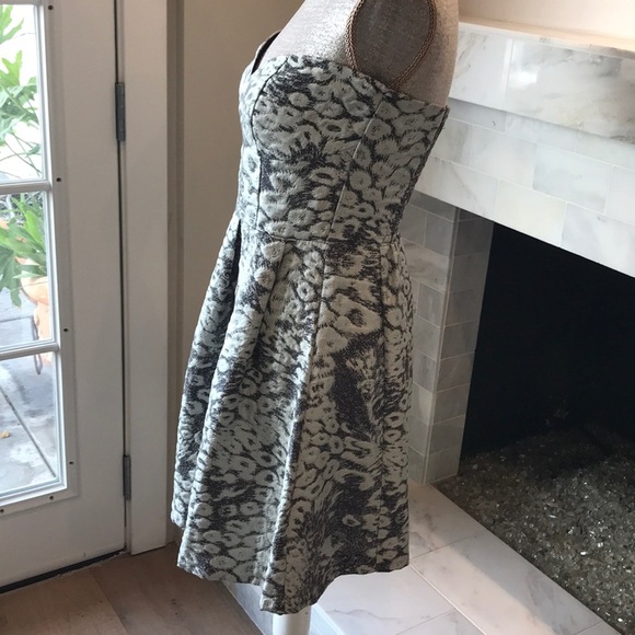 Mink Pink Jacquard Gray Leopard Strapless Mini Dress M - Picture 4 of 9